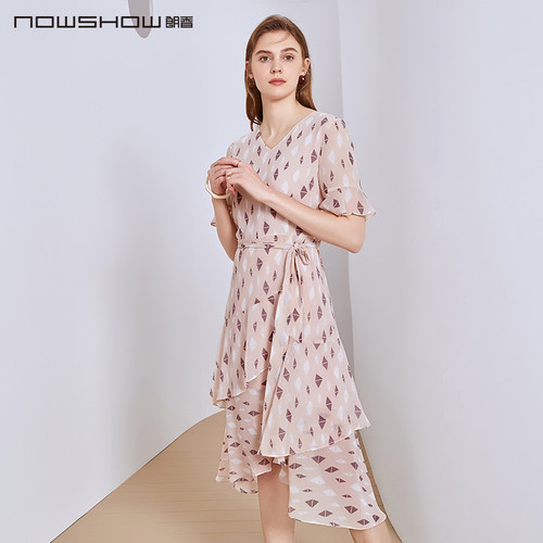 NOWSHOW朗香粉色不规则下摆印花连衣裙202108