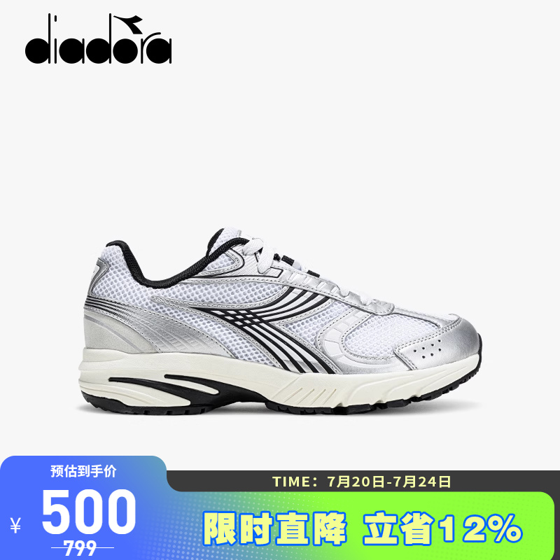 银色细节展现了Y2K时尚风格