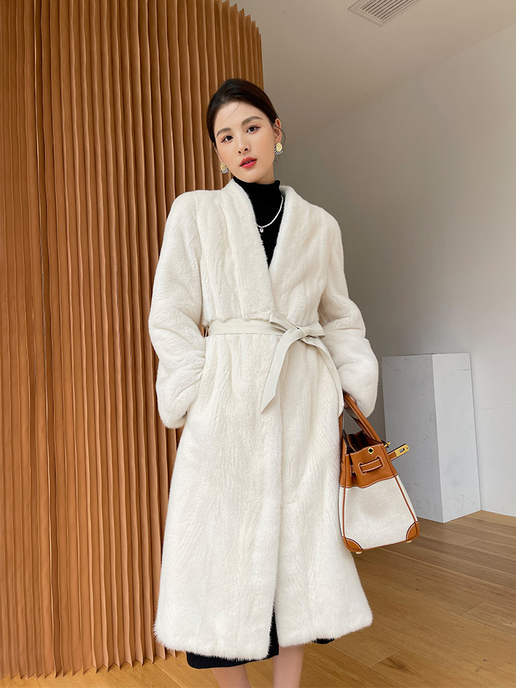 2023年新款天鹅绒V领中长腰带款貂皮大衣年轻时尚皮毛一体外套女