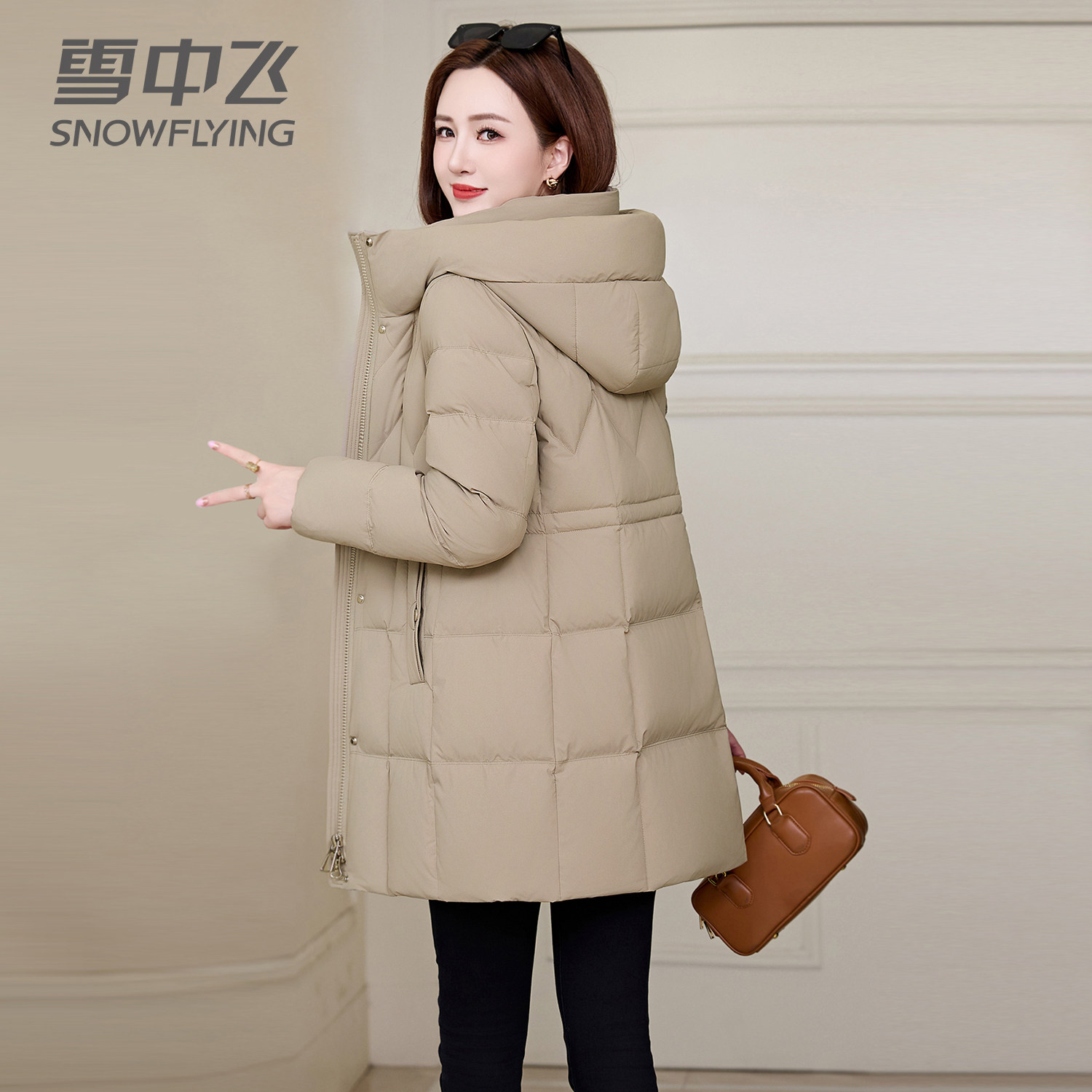 雪中飞羽绒服2025女式连帽收腰显瘦大码保暖外套白鸭绒妈妈防寒服