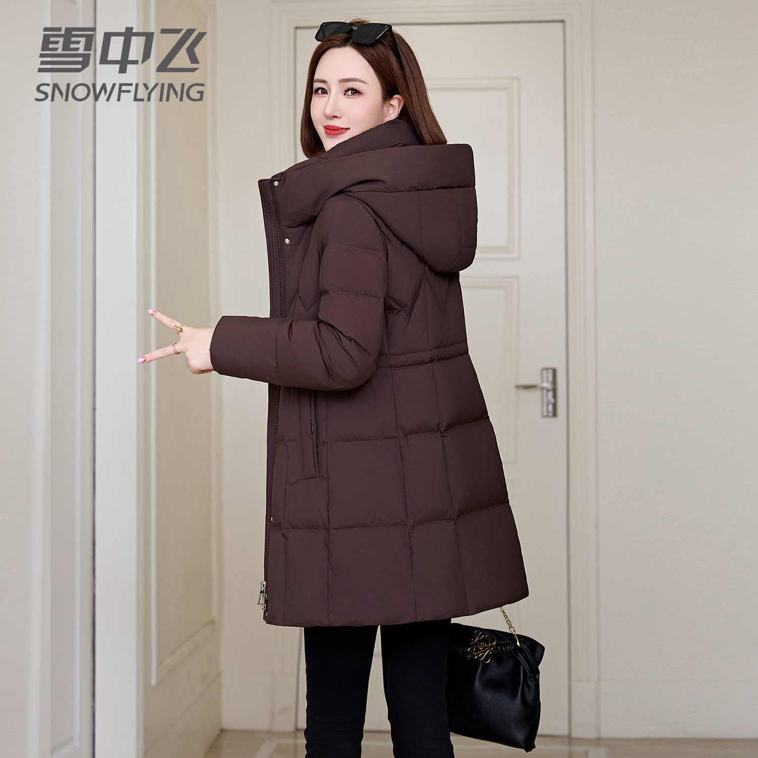 雪中飞羽绒服2025新款连帽收腰显瘦保暖羽绒外套白鸭绒妈妈防寒服