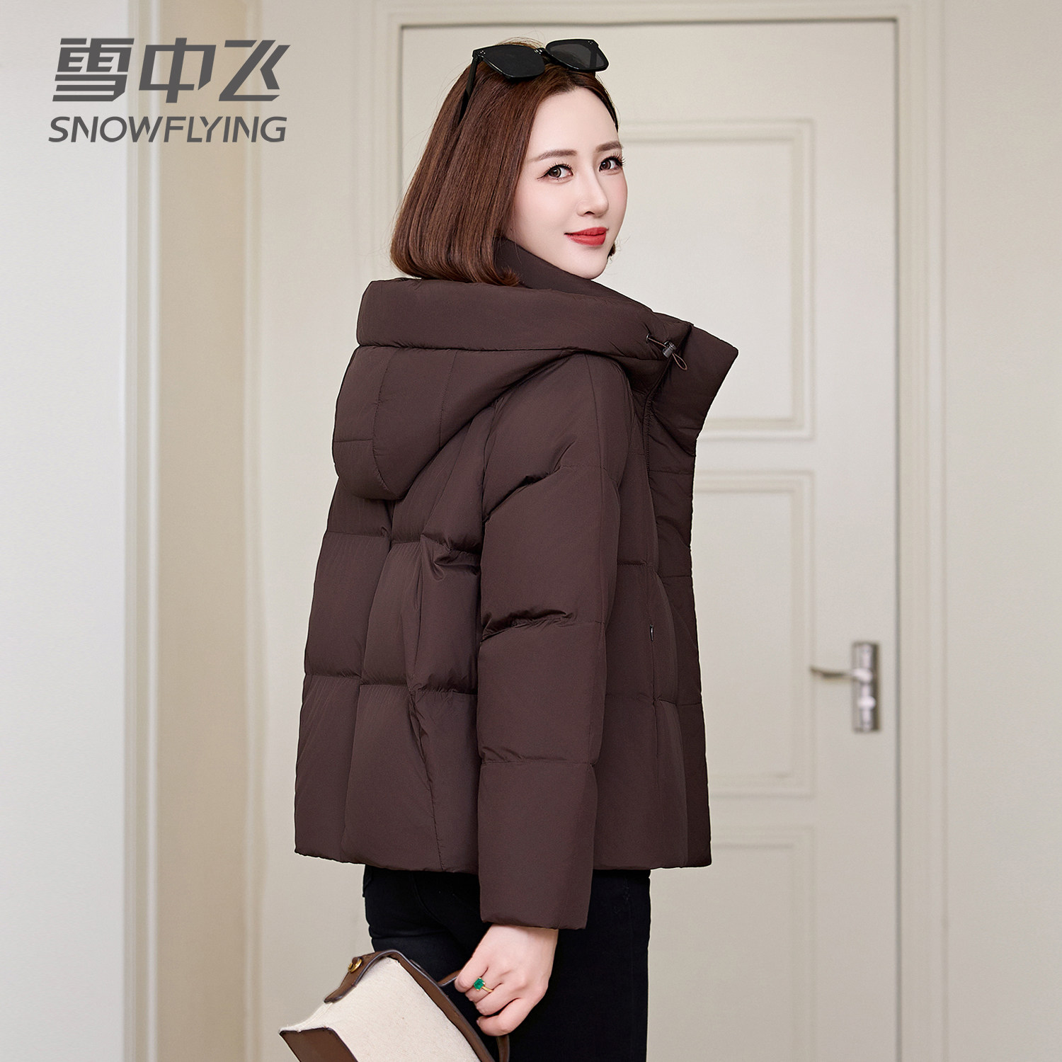雪中飞羽绒服女式2025新款白鸭绒冬装妈妈洋气连帽防寒服中年韩版