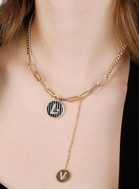 戴拉欧美时尚字母LOVE圆牌项链