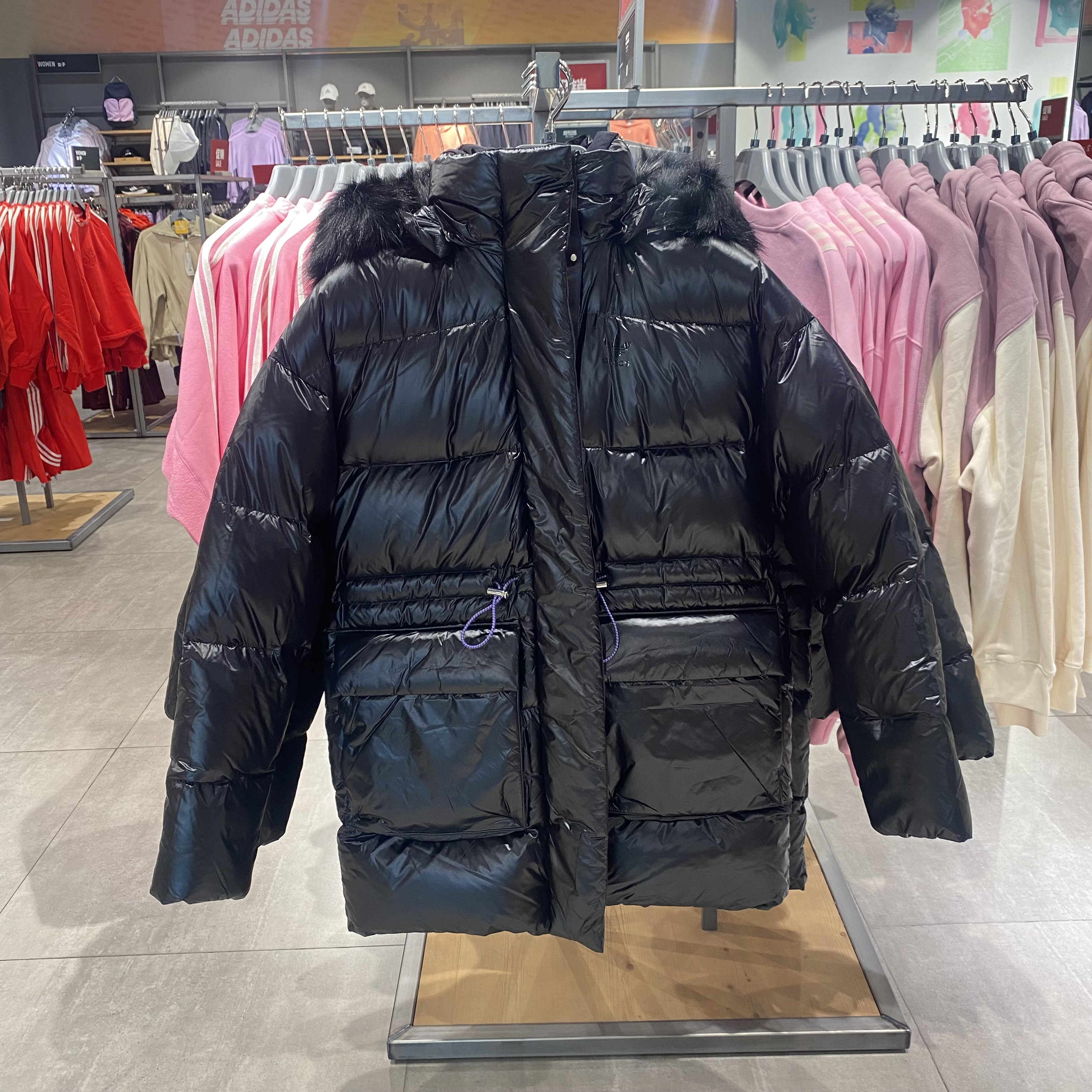 阿迪达斯三叶草女可拆卸毛领黑色冬季运动连帽羽绒服外套IR7117