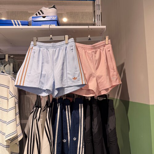 Adidas阿迪达斯三叶草女子夏新款短裤三条纹宽松透气三分裤KY3169