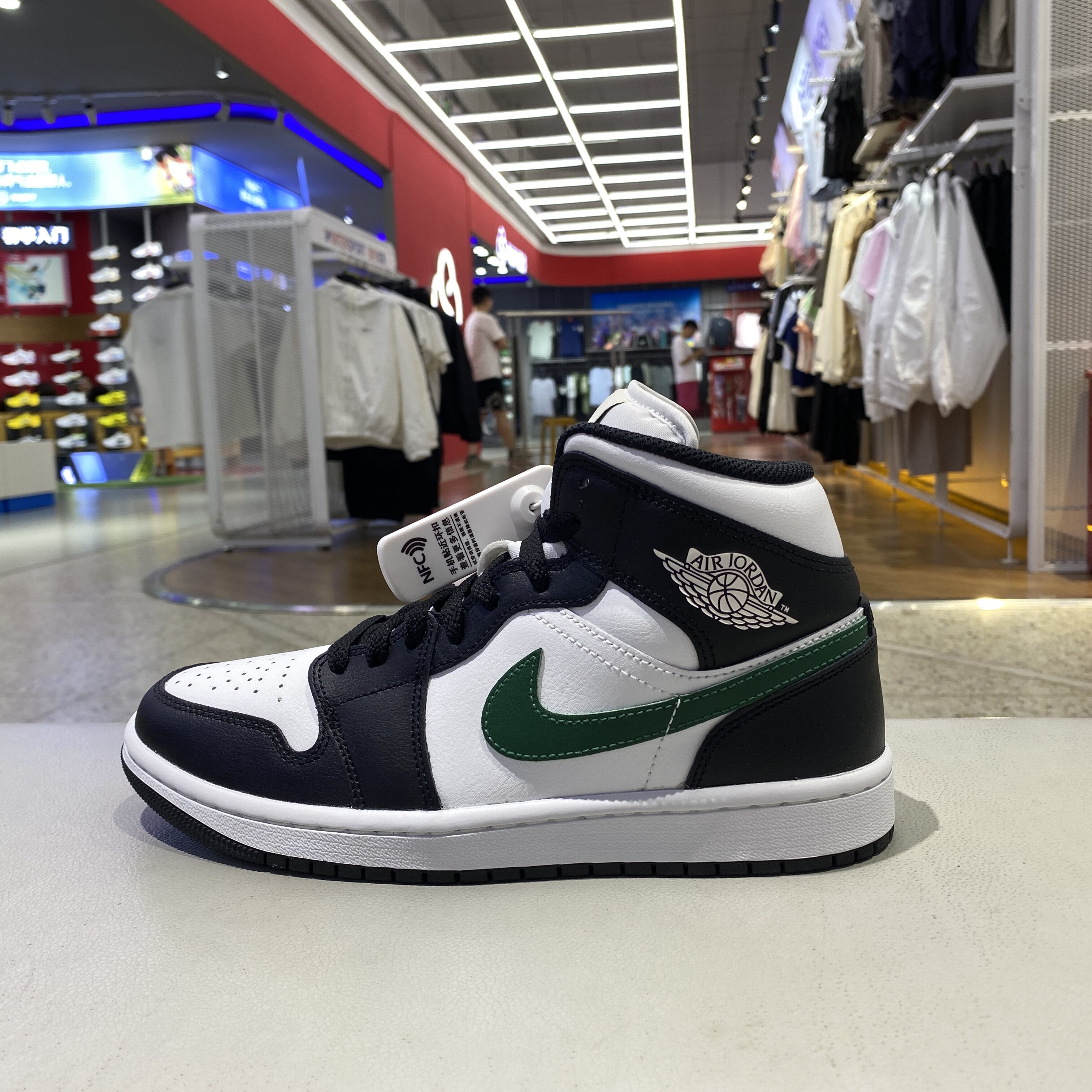 NIKE耐克男鞋Air Jordan1黑白绿中帮复古运动鞋篮球鞋DQ8426-004