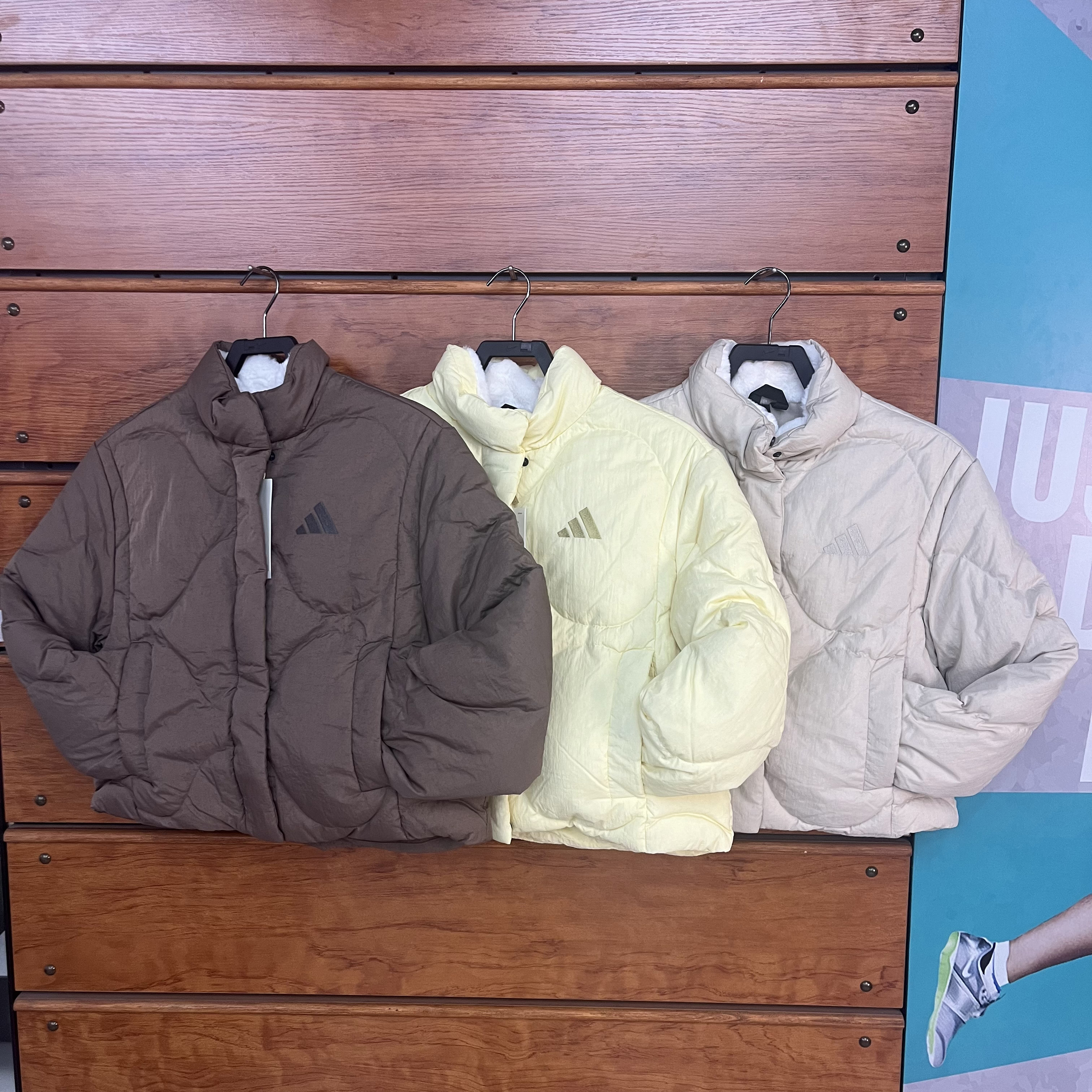 阿迪达斯女子短款保暖羽绒服