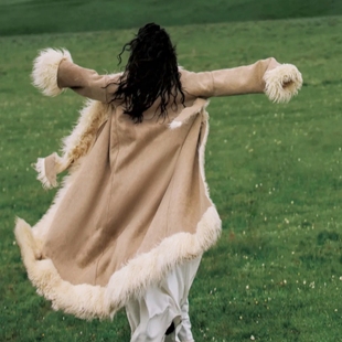 皮毛一体2024新款 杏色滩羊毛环保皮草外套女麂皮绒厚内胆大衣冬季