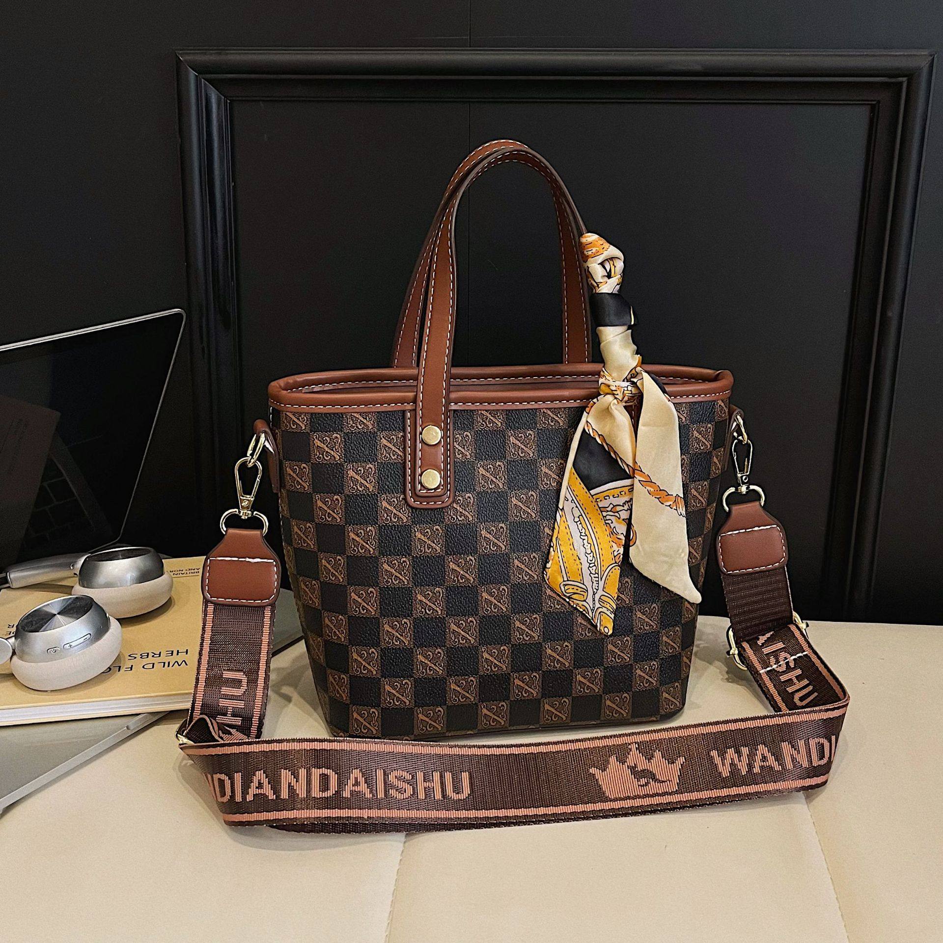 洋气小水桶包包女2024新款百搭老花单肩斜挎包高级感菜篮子手提包,箱包皮具/热销女包/男包,通用款女包,淘宝优惠券,粉丝福利购,淘宝优惠卷