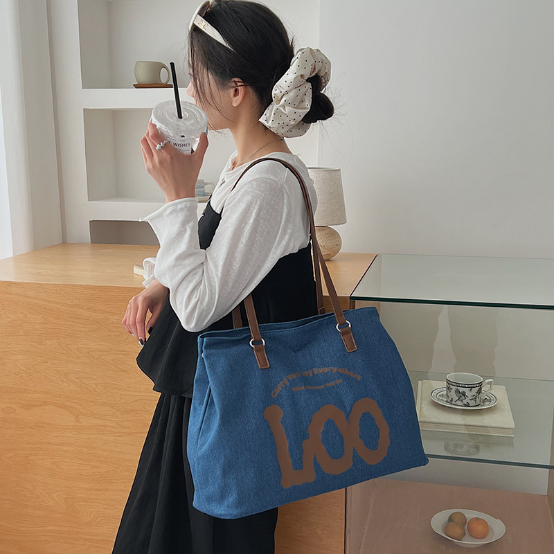 慵懒风大容量帆布托特包女2026新款字母印花单肩包学生通勤上课包