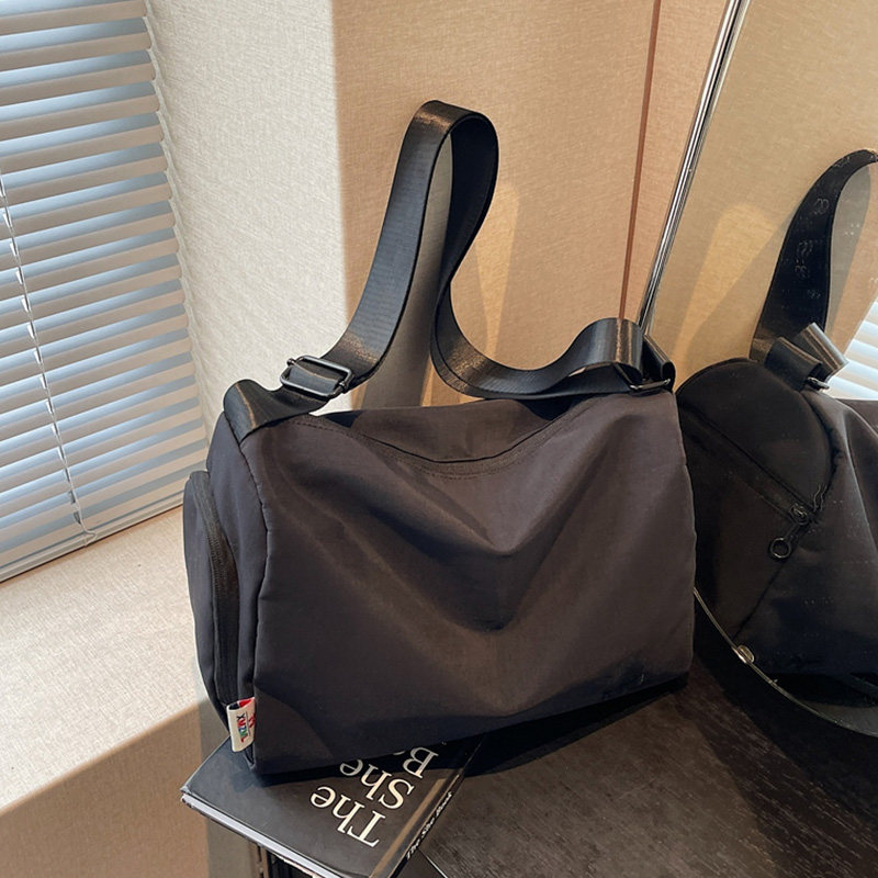 大容量包女2024秋冬新款轻便运动健身包枕头单肩斜挎包可套拉杆箱