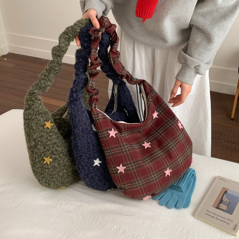 小众甜美红色毛绒包包女2026新款时尚风大容量通勤刺绣星星斜挎包