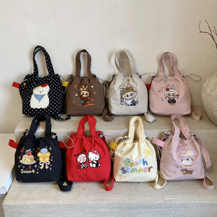 日系可爱拉布布尼龙刺绣小包包女2025新款轻便小巧单肩斜跨水桶包