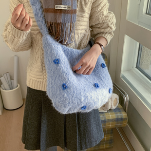 可调节花朵刺绣毛绒托特包女2025秋冬新款大容量通勤托特包斜挎包