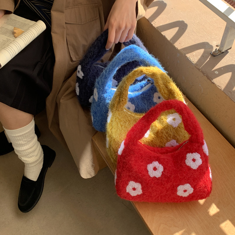 小众软糯毛绒包手拎包花朵刺绣包