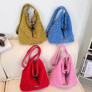 毛绒包女2025新款大容量通勤水桶托特包安可拉红双面奶呼呼单肩包