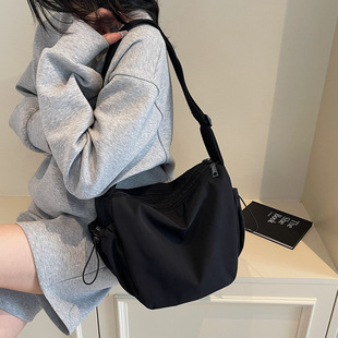 日系慵懒红色简约饺子包女时尚运动斜挎包素色百搭抽绳褶皱单肩包