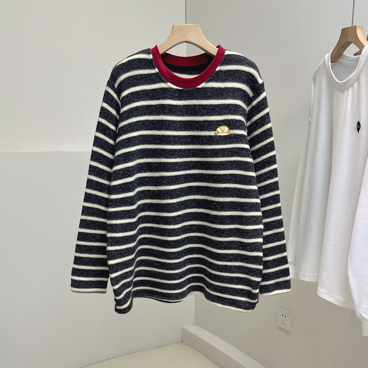 软糯牛角包刺绣仿兔毛绒长袖T恤女加厚宽松休闲条纹冬季内搭上衣