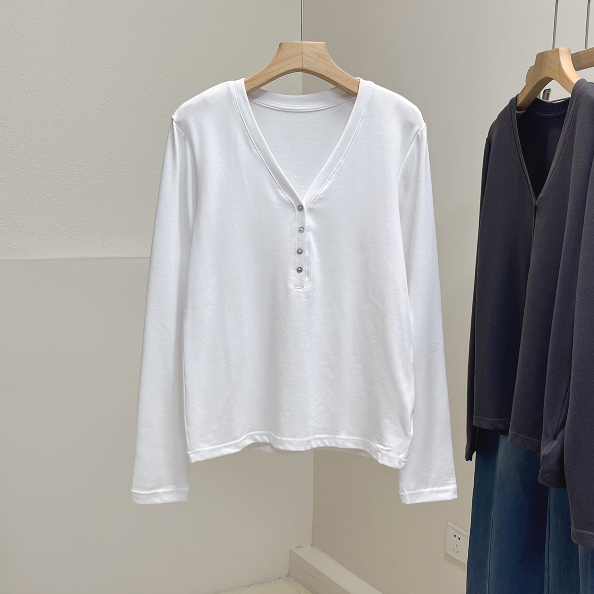 韩版显瘦V领纽扣长袖T恤女秋季新款百搭宽松显瘦弹力棉打底衫上衣