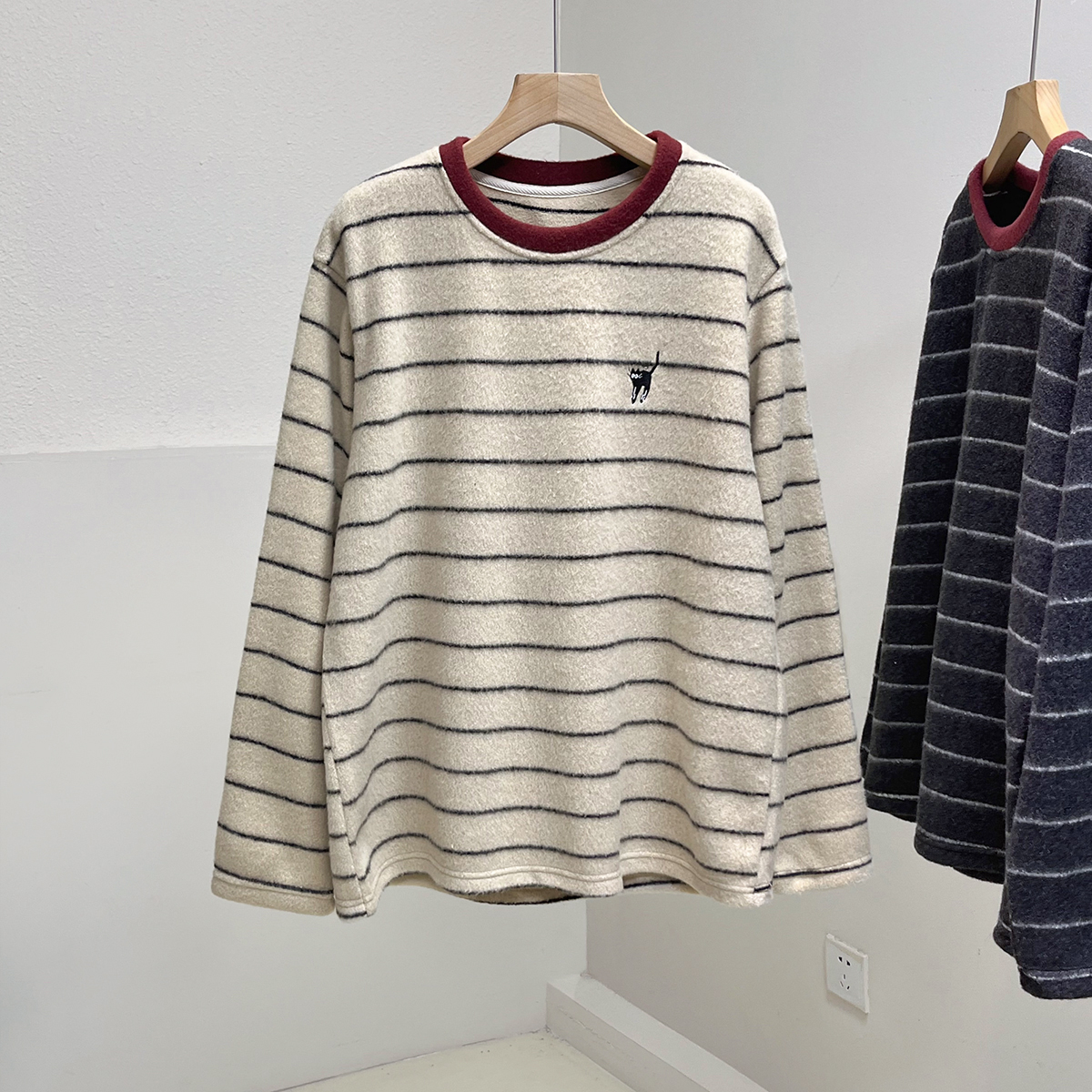 软糯绒刺绣小黑猫磨毛加厚长袖T恤女冬季撞色领宽松休闲内搭上衣