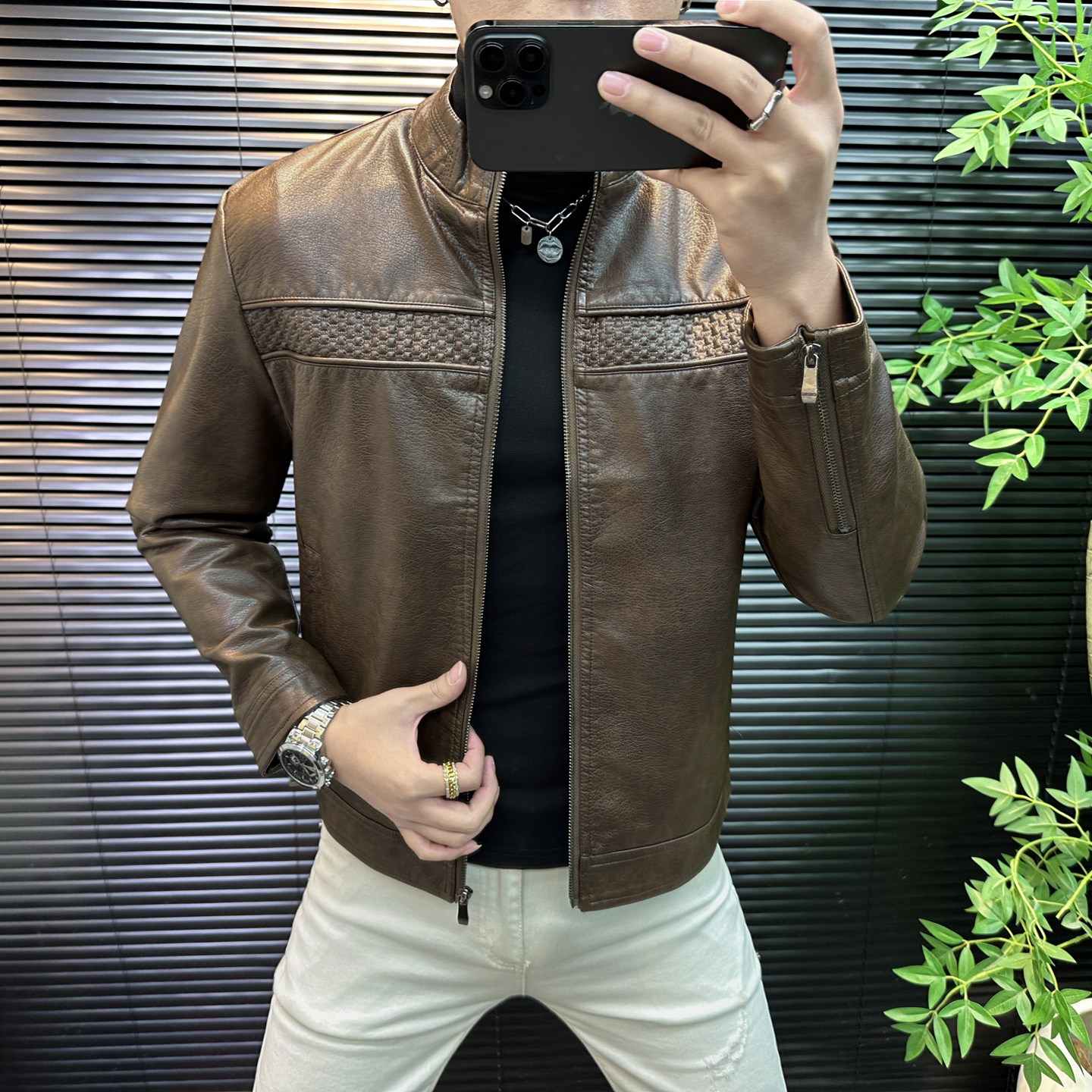 高端品质棕色机车皮夹克型男穿搭