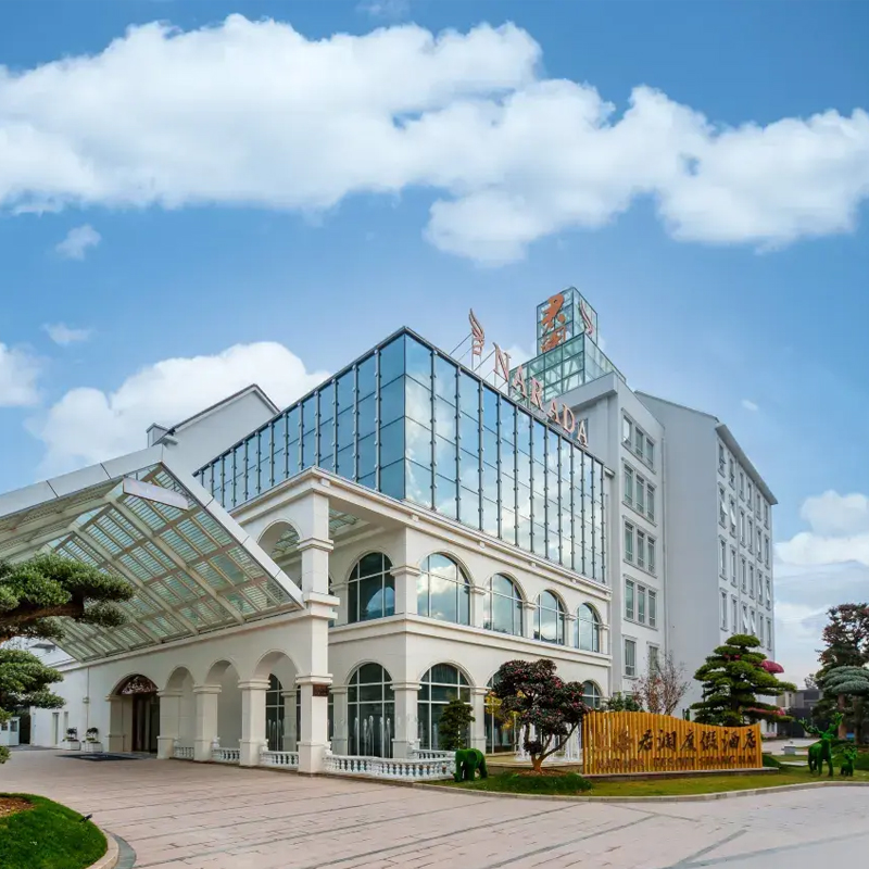 酒店造型复古建筑，以城堡花园的园林设计为特色，体验别样的君澜风情；酒店位于上海市浦东新区，距迪士尼乐园仅约5公里，出游便利； 1-2晚可选；含次日双人自助早餐；享室内童玩中心免费畅玩；非节假日不加价~花呗可囤，不约可退，过期自动退。