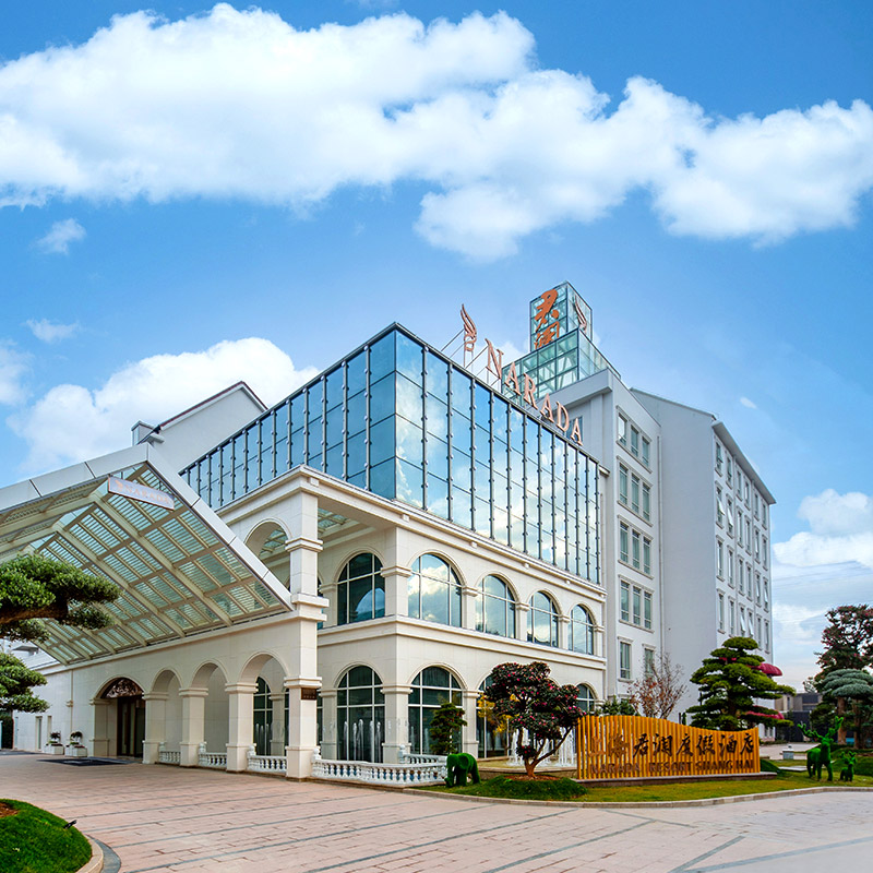 酒店造型复古建筑，以城堡花园的园林设计为特色，体验别样的君澜风情； 酒店位于上海市浦东新区，距迪士尼乐园仅约5公里，出游便利； 多房型1间2晚或2间1晚可选；可选含双人自助早餐套餐； 国庆期间不可用，其他时间全程不加价~花呗可囤，不约可退，过期自动退