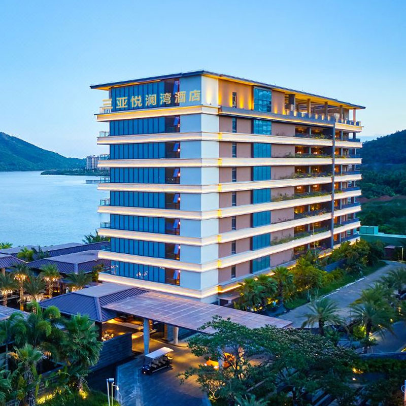 【依山傍海】酒店紧邻亚龙湾、大东海,纵享静谧园林度假; 【水院环绕】隐匿于苍翠葱郁的热带花园之中,风景如画; 【宾至如归】舒适的客房,为宾客提供多样化的旅居体验; 提前订专享,通用不加价,未使用随时可退~
