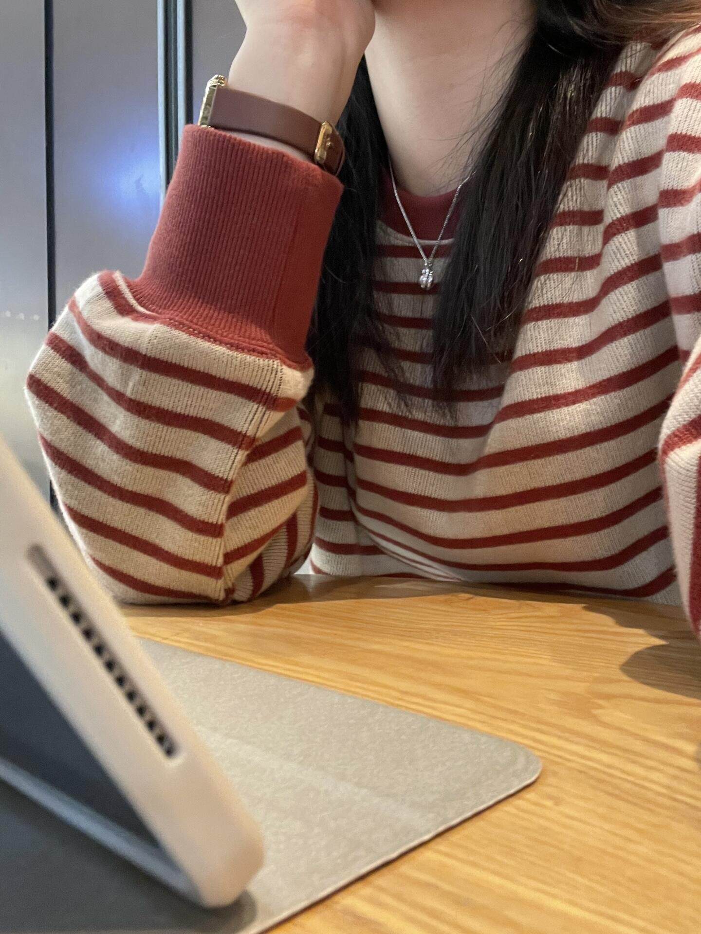 Korean-style design with a mix of red and gray stripes, round neck sweatshirt for women, loose and soft, thickened long-sleeve top for autumn and winter