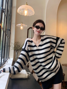 霜白 慵懒oversize条纹V领毛衣女秋季宽松V领上衣针织衫阿一 黑与