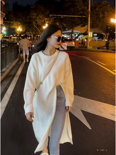 奶系穿搭长款连衣裙女过膝早秋宽松慵懒风设计感侧开叉毛衣裙冬季