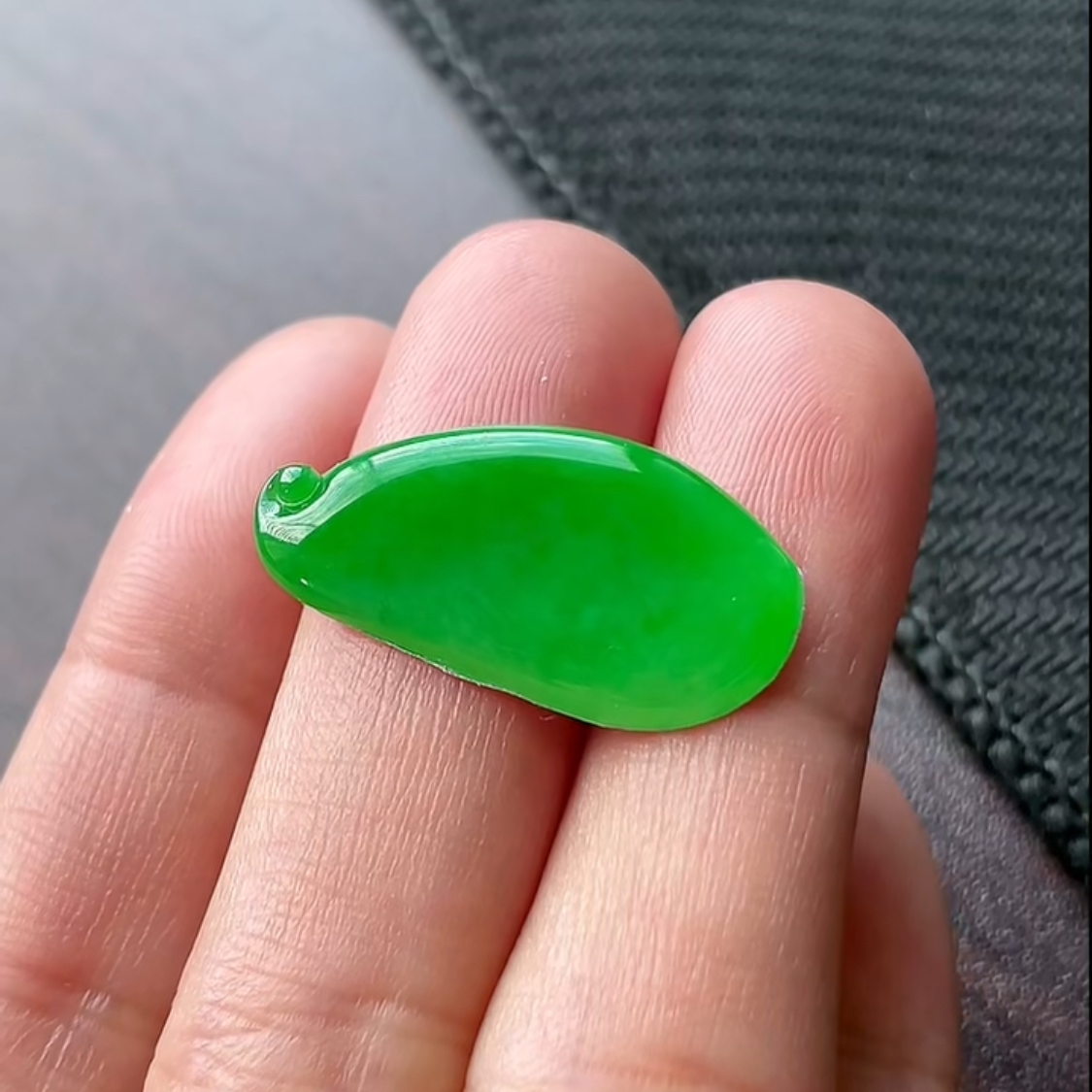 缅甸天然翡翠A货老坑种辣绿福瓜吊坠