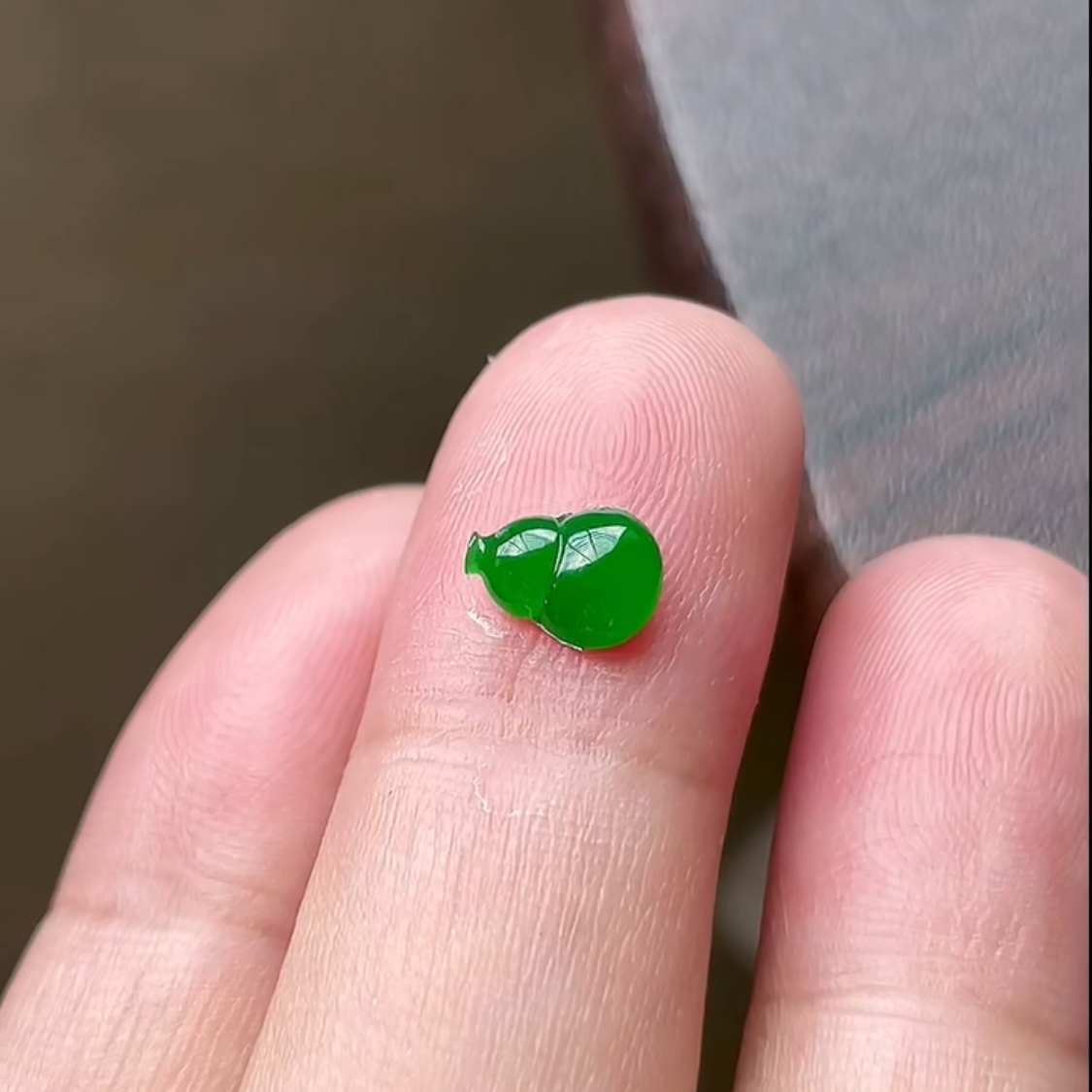 蓝蓝缅甸天然翡翠A货冰种辣阳绿葫芦裸石