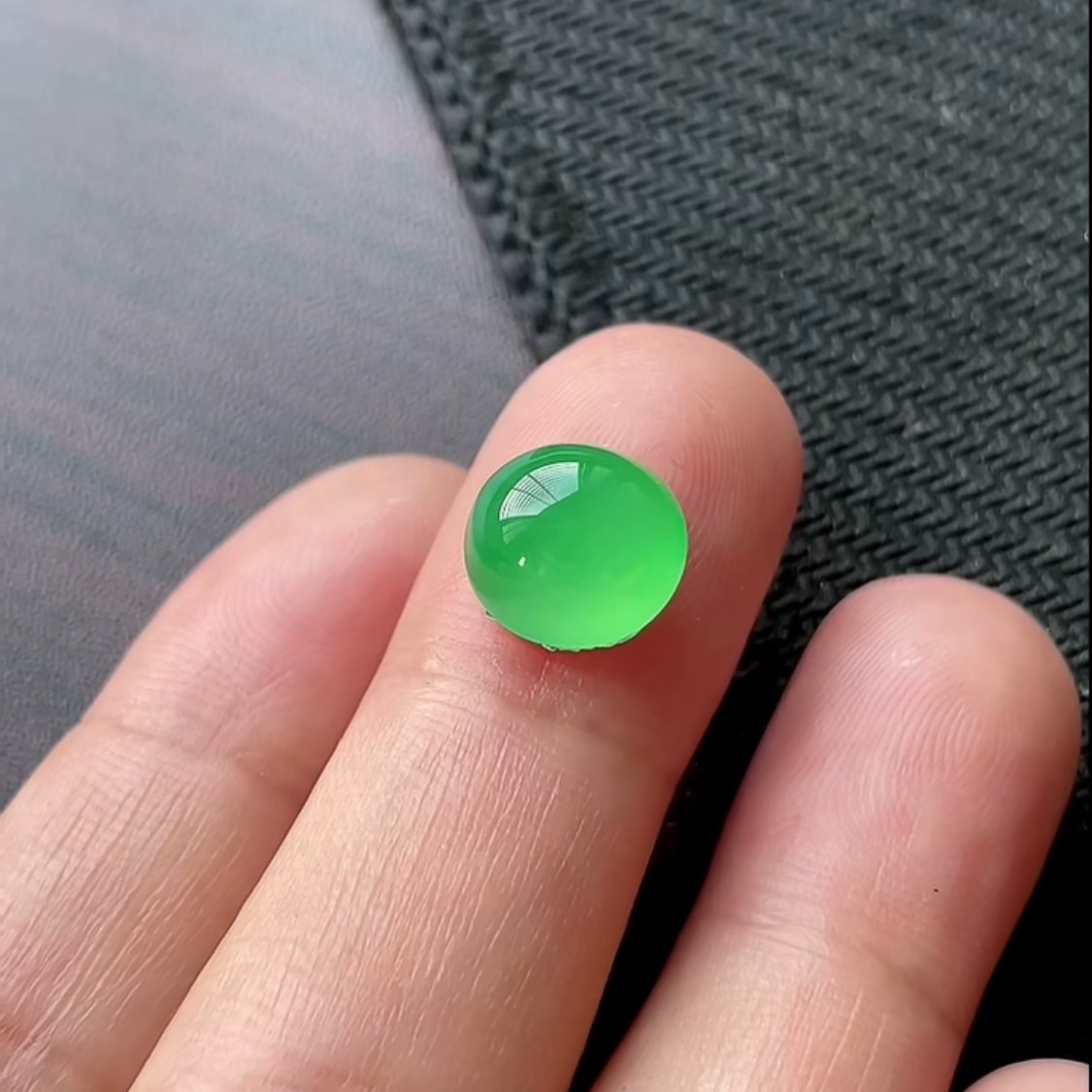 缅甸天然翡翠A货木那阳绿蛋面裸石