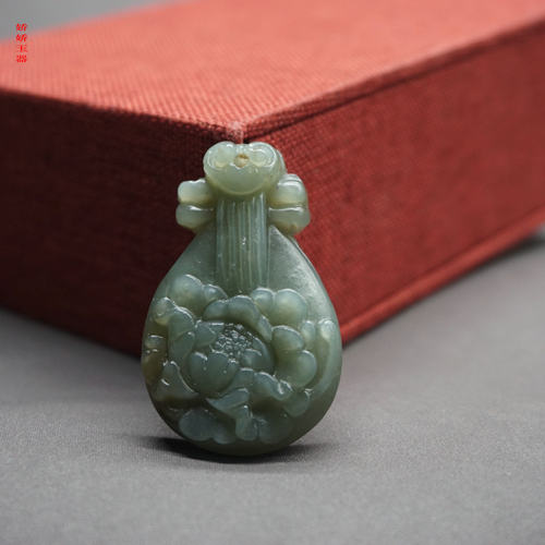 花开富贵和田玉吊坠琵琶糖青玉
