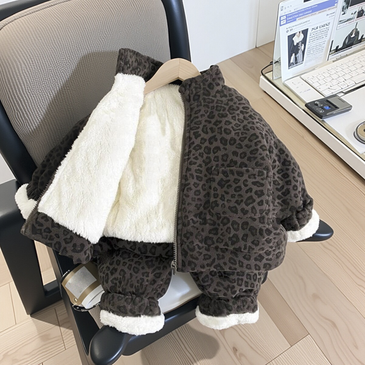 男女童冬季豹纹套装2025新款洋气加绒加厚宝宝保暖棉衣棉裤两件套