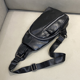 单肩斜挎包软皮百搭机车包男女生休闲包大容量 日系胸包男潮流时尚