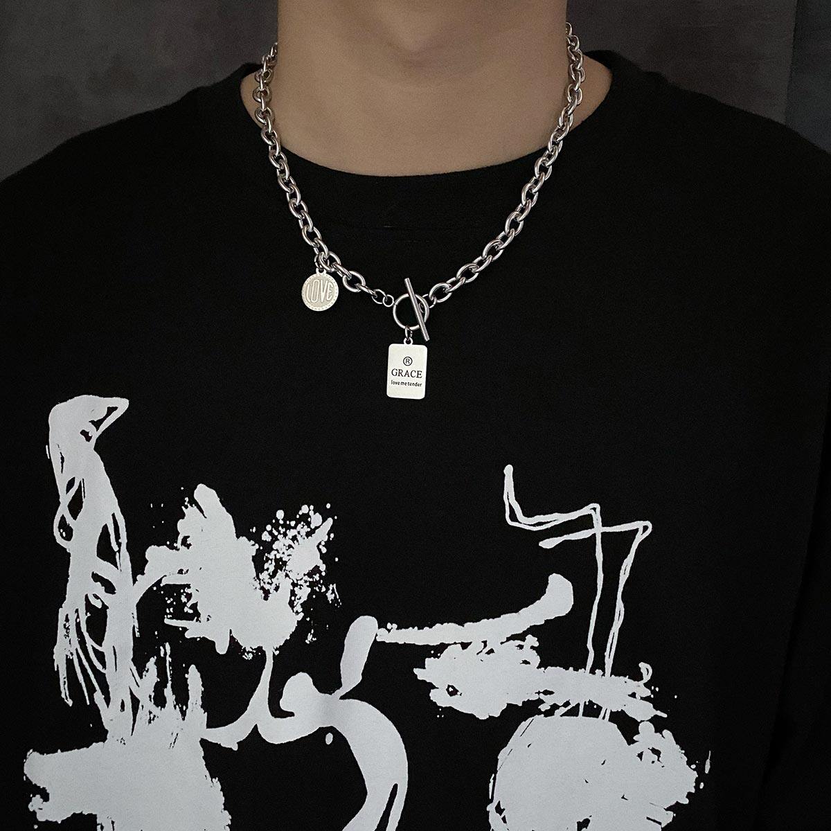 卡门港风街头字母方圆牌钛钢吊坠