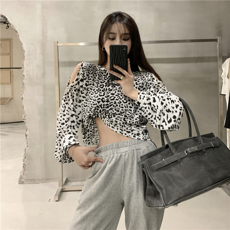 Real shot autumn and winter 2020 new long sleeve T-shirt women's care machine off shoulder Korean loose Leopard Print Top