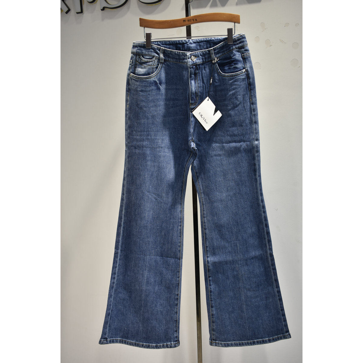 秋奕品牌女裤2026年春季新品22523高腰显瘦时尚直筒微喇牛仔裤