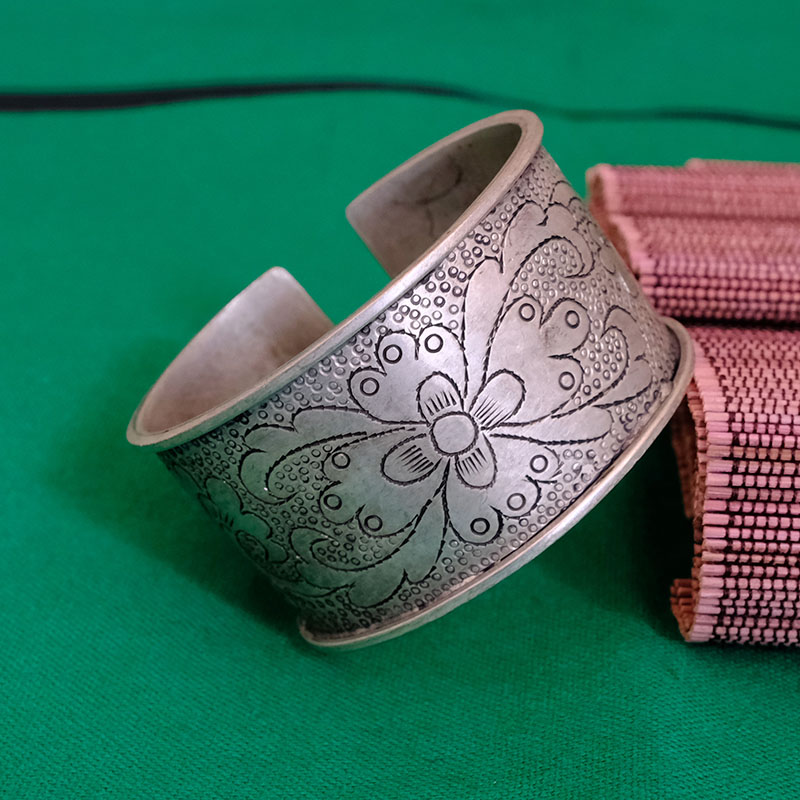 云南民族风手镯女复古雕花宽手环开口手镯少数民族饰品手工雕刻