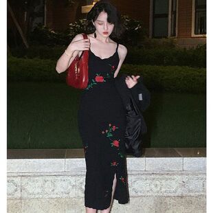 港风复古女秋季2026新款玫瑰刺绣黑色显瘦针织吊带长袖开叉连衣裙
