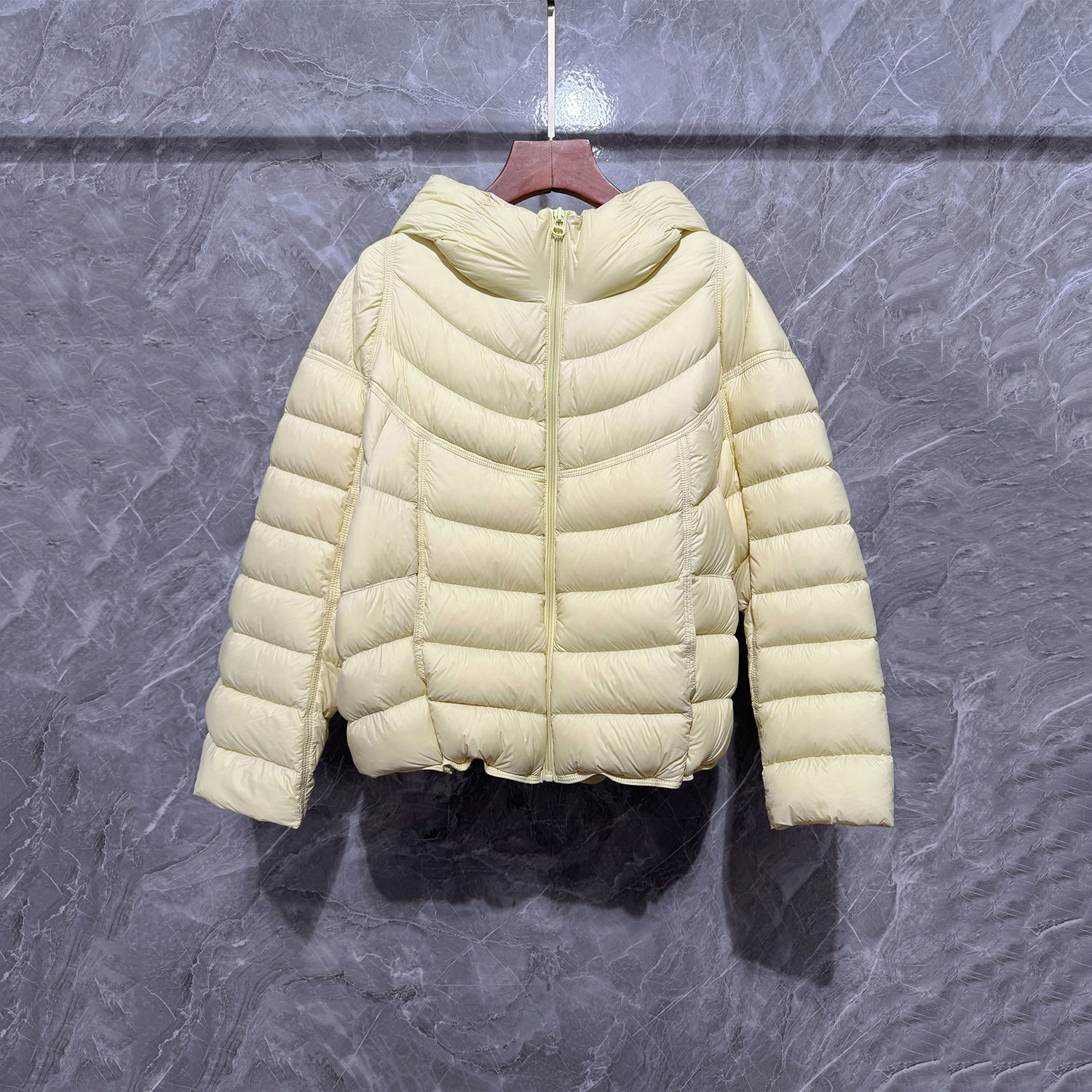 90%白鸭绒超轻保暖连帽羽绒服女