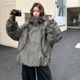 灰绿色