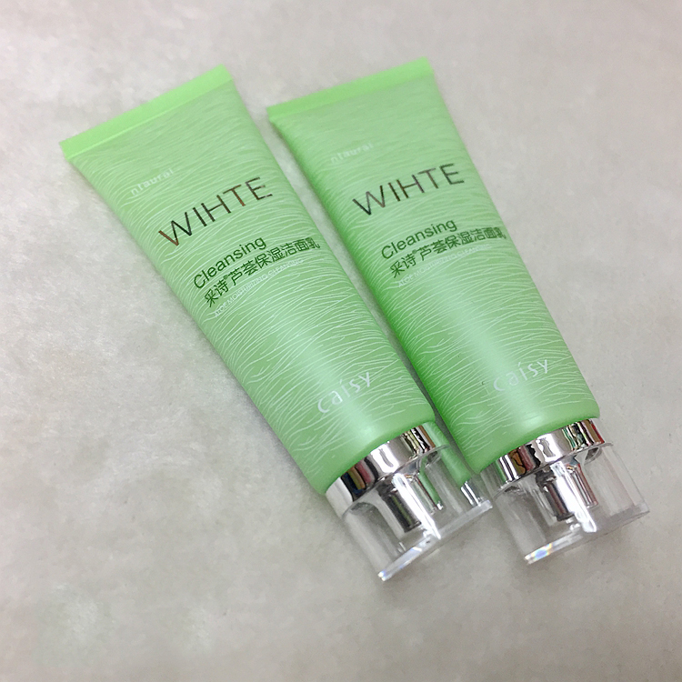 采诗收毛孔保湿洁面乳