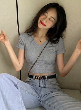 灰色V领露腰短款上衣女夏2026新款螺纹修身小个子露脐辣妹短袖t恤
