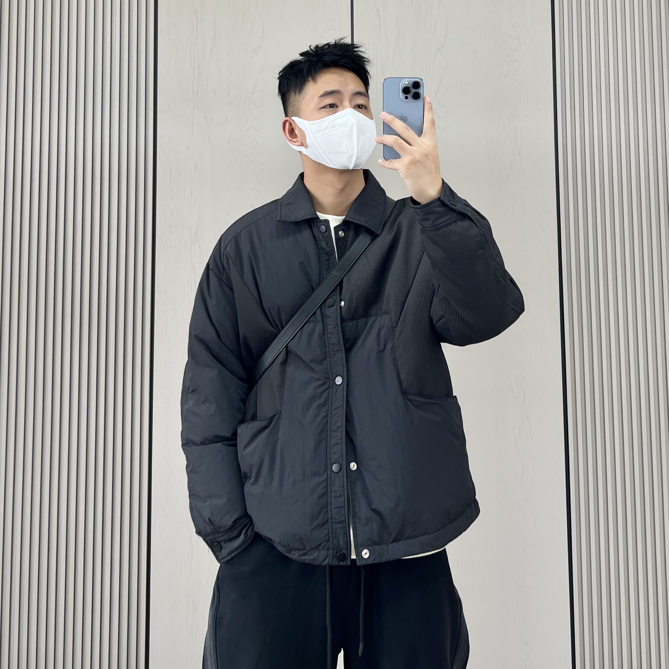 日系拼接设计感翻领轻薄羽绒服男