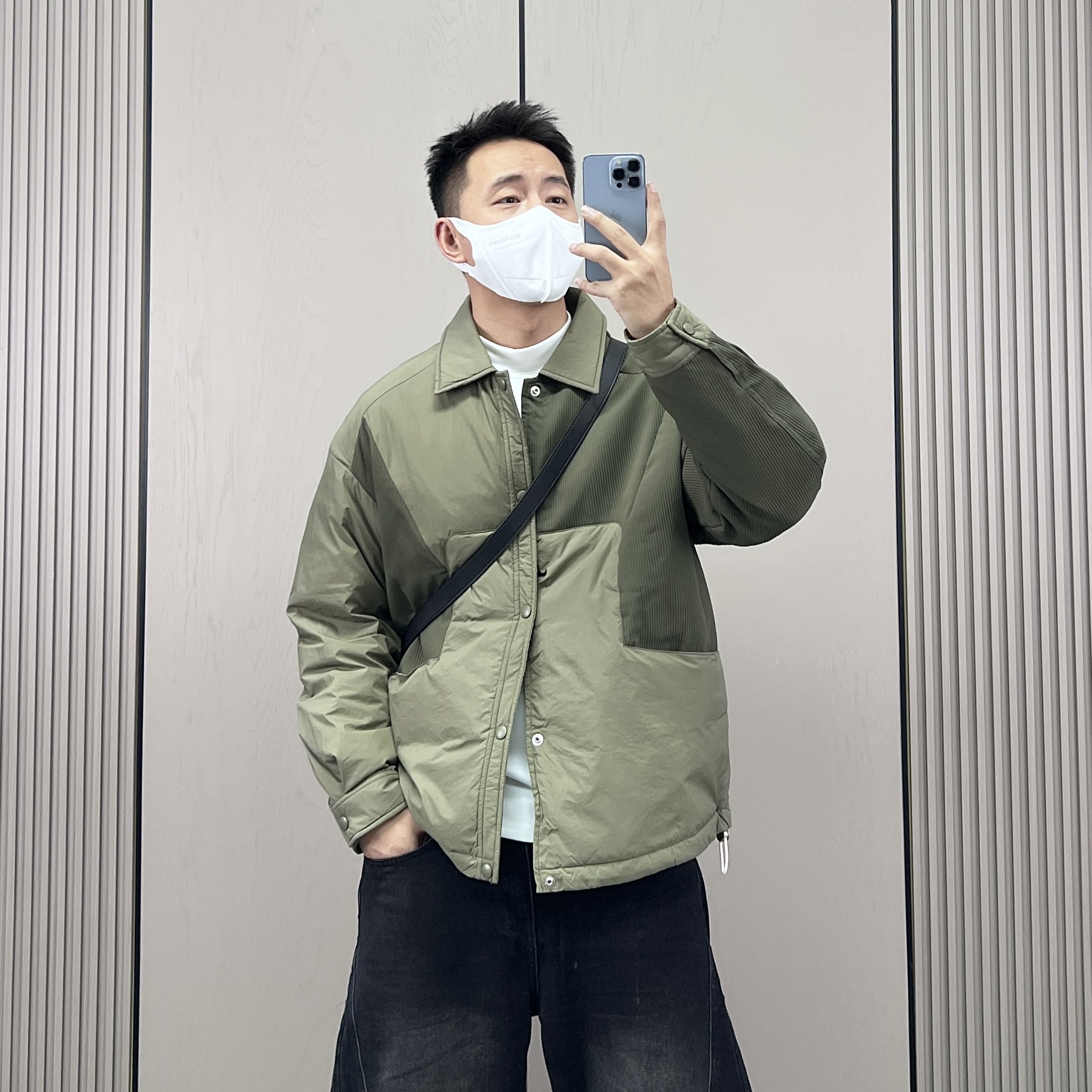 拼接设计感翻领轻薄款羽绒服男