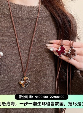 本命年锆石植绒小马项链休闲简约日常百搭毛衣链轻奢高级感项饰女