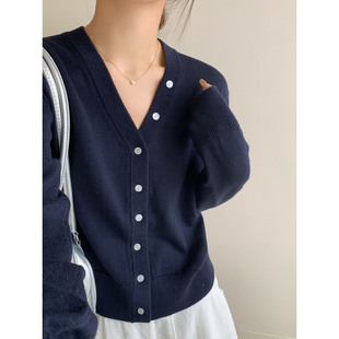 針織開衫 女 簡(jiǎn)約溫柔百搭軟糯長(zhǎng)袖 2025早春小設(shè)計(jì)紐扣V領(lǐng)針織衫